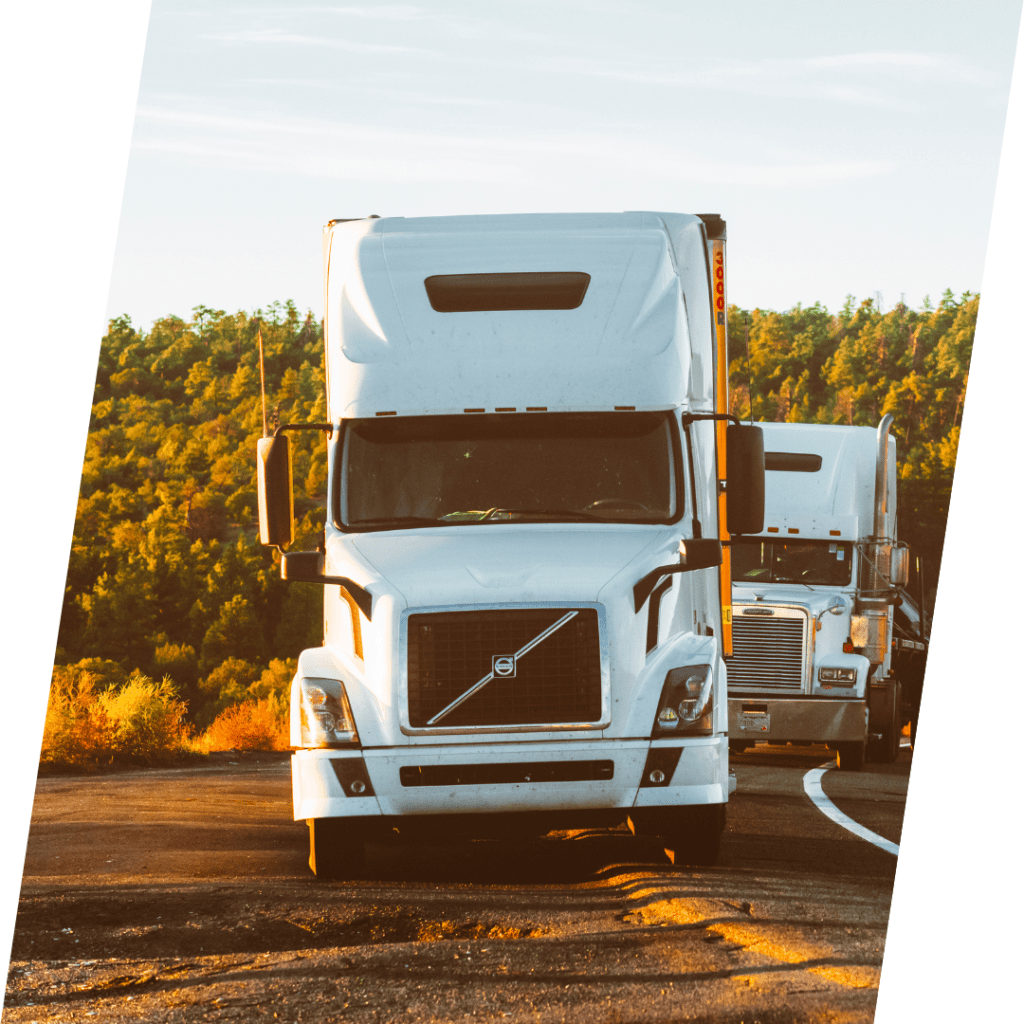 Camiones esperan sobre el costado de una ruta en Estyados Unidos.