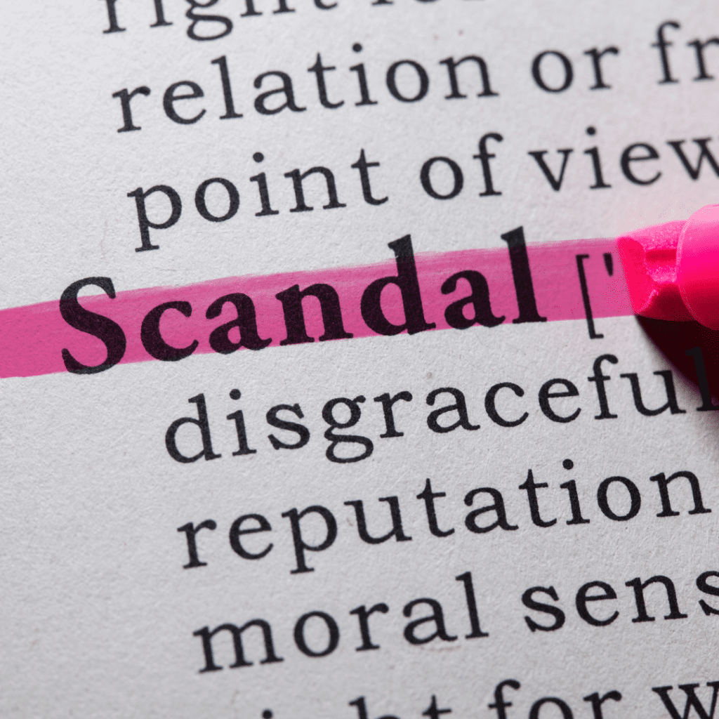 En la imagen aparece la palabra "Scandal" subrayada con marcatextos rosa