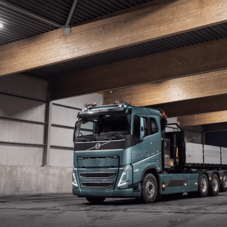 En la imagen se observa un camión eléctrico de color azúl, de Volvo Trucks
