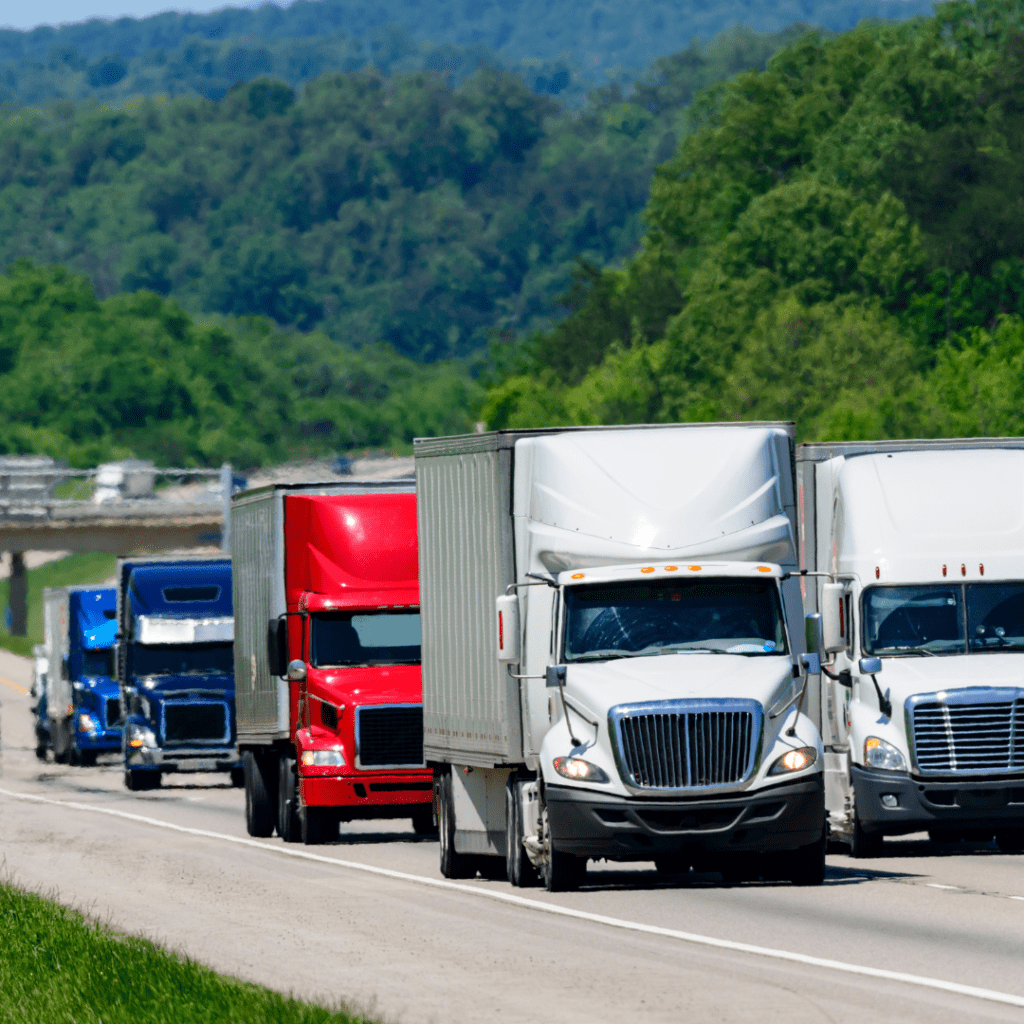En la imagen se observan cinco camiones por carretera
