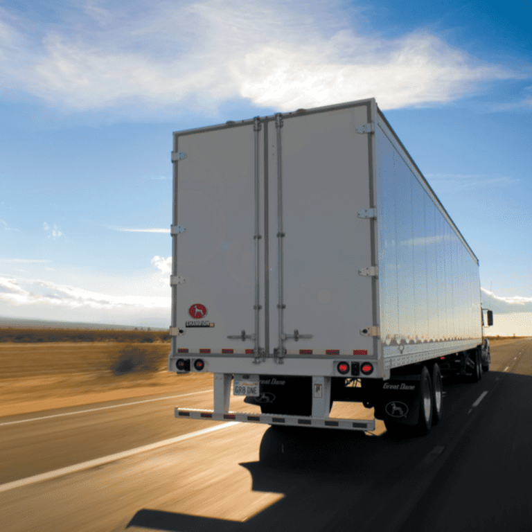 En la imagen se observa la parte trasera de un camión de la marca Great Dane