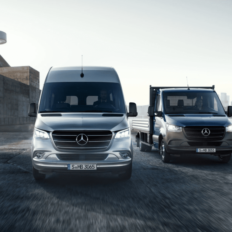 En la imagen se observan dos camionetas de frente de la marca Mercedes-Benz