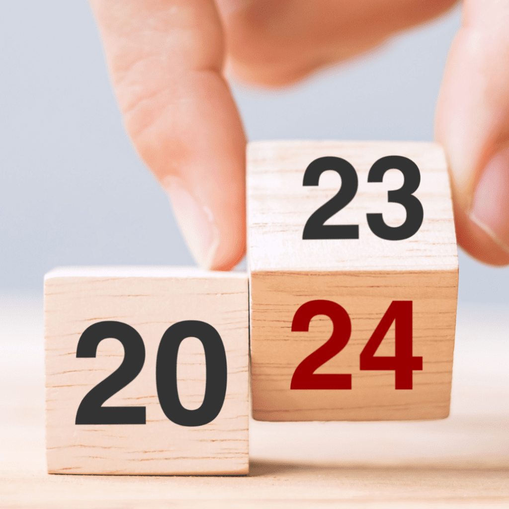 En la imagen se muestran dos cubos de madera indicando 2024