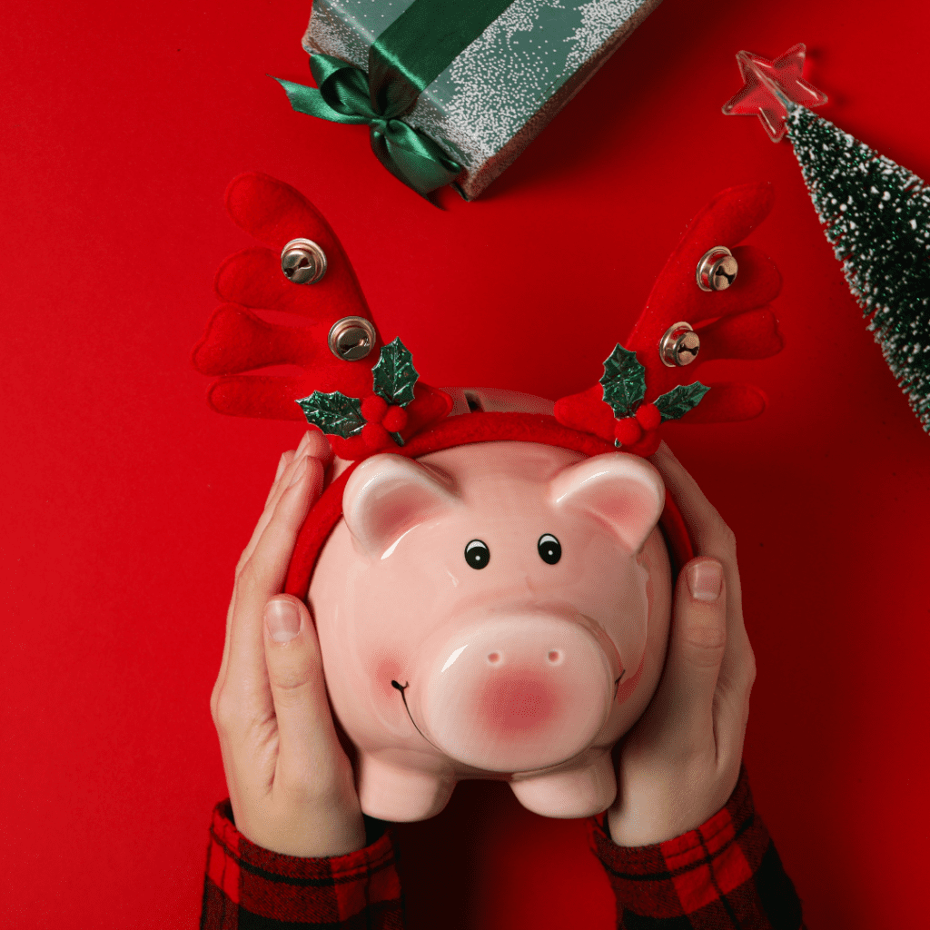 En la imagen se muestra un alcancía de cerdo con orejas navideñas
