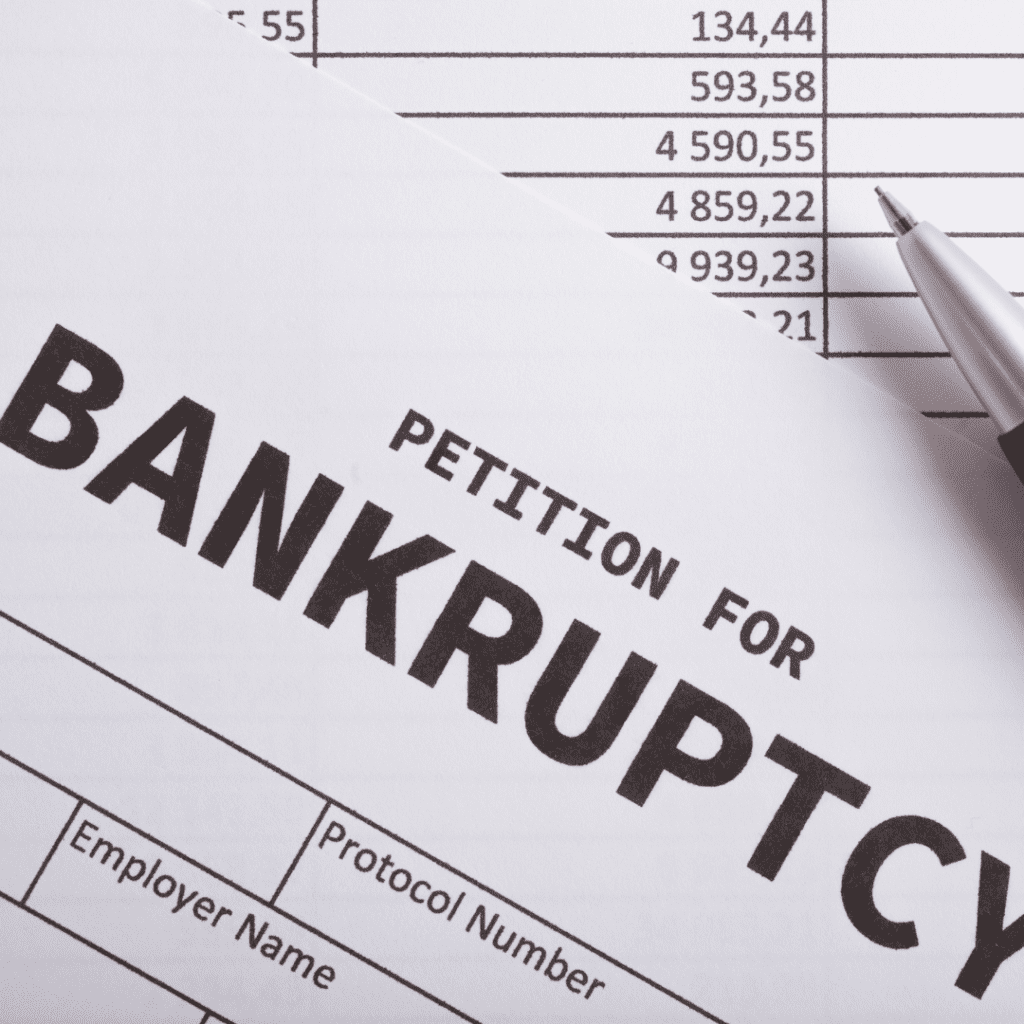 En la imagen se muestra un documento con la leyenda "Bancarrota"