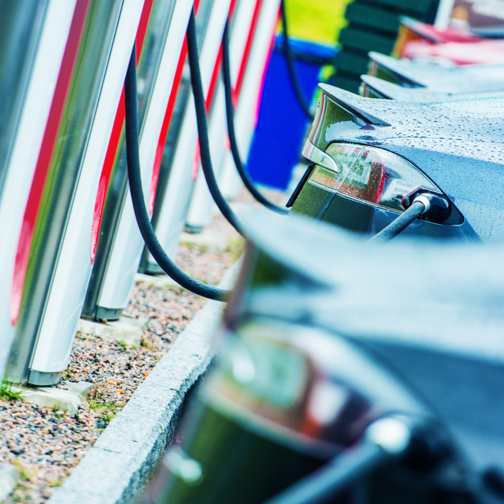 En la imagen se muestran vehículos eléctricos siendo recargados