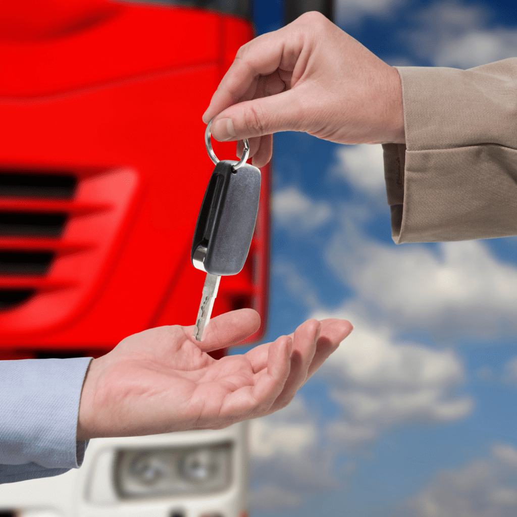 En la imagen se muestran unas manos intercambiando una llave de un camión