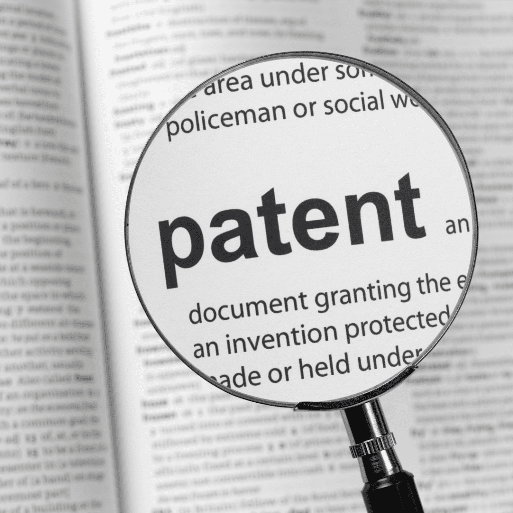 En la imagen se muestra la palabra "patente" bajo una lupa