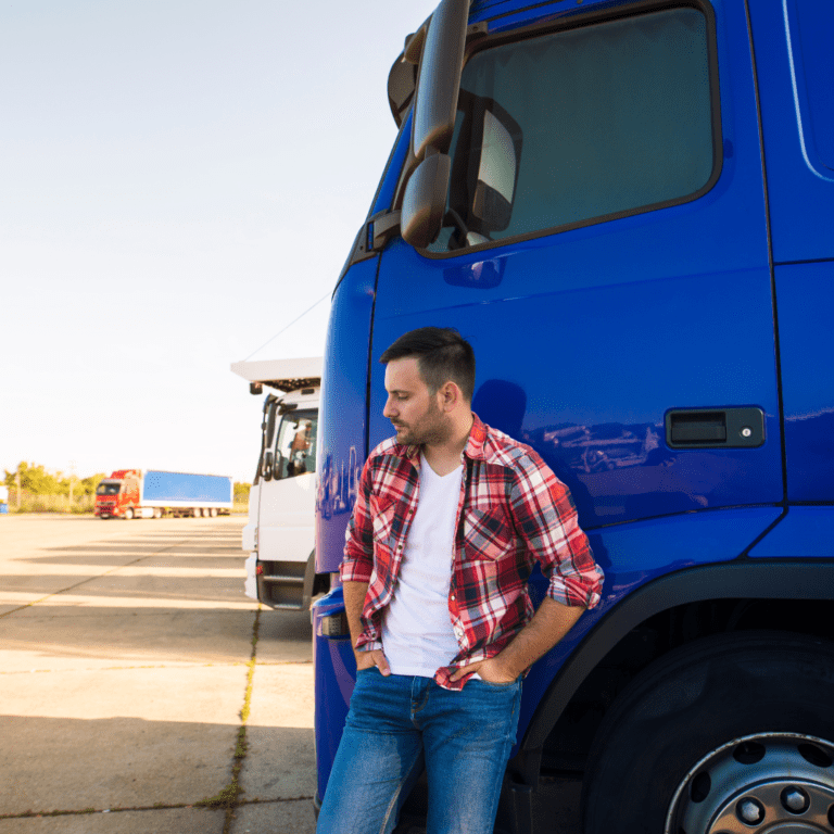 En la imagen se muestra un camionero esperando