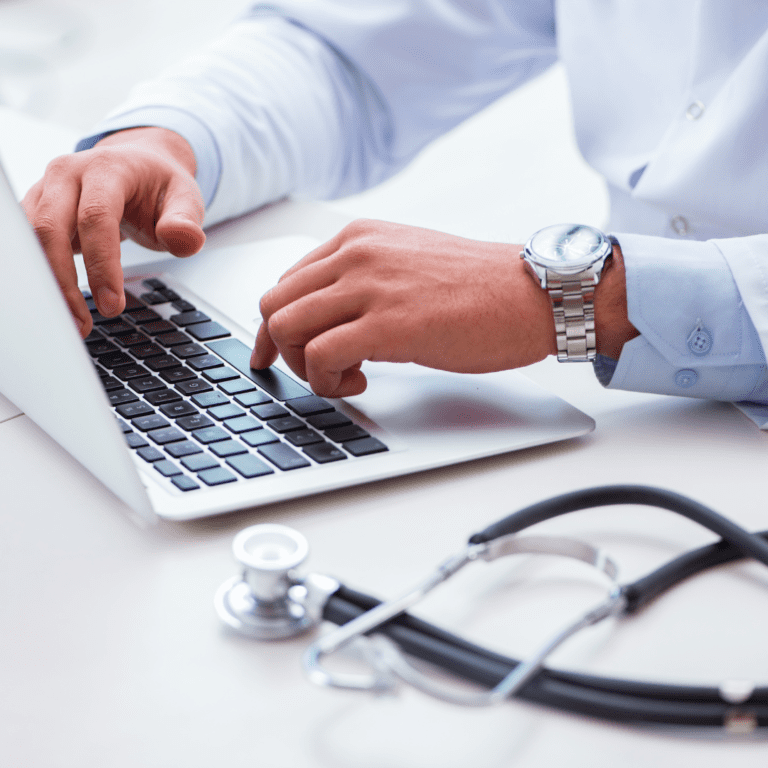 En la imagen se muestra un médico utilizando una computadora