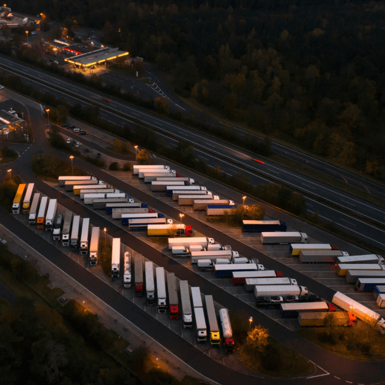 En la imagen se muestra un aparcamiento de camiones