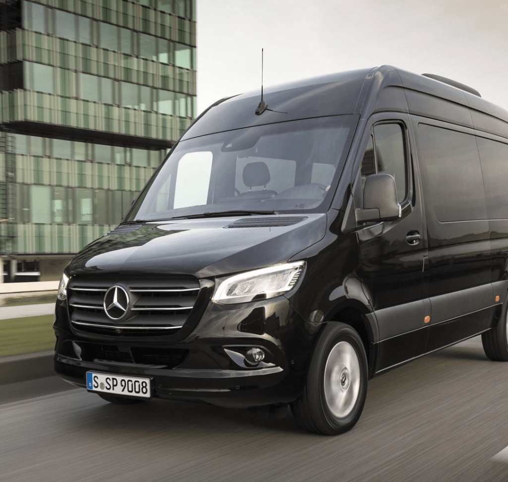 En la imagen se muestra una camioneta Mercedes-Benz