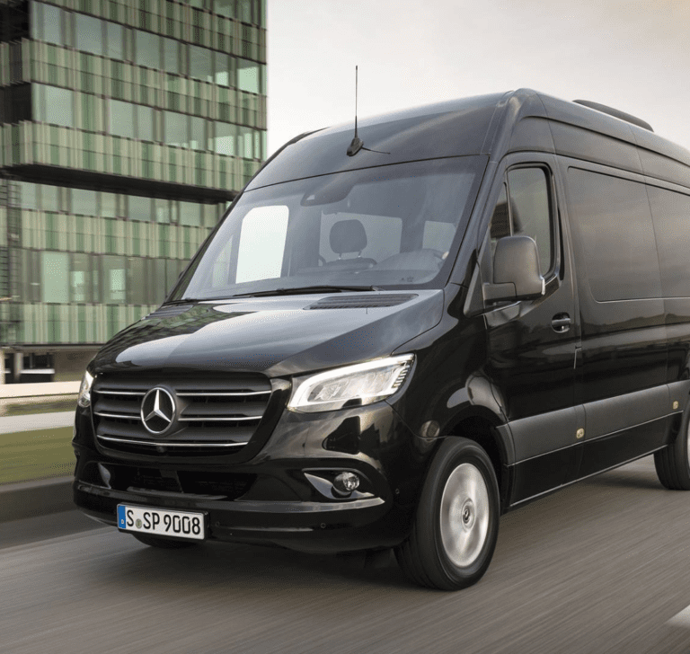 En la imagen se muestra una camioneta Mercedes-Benz