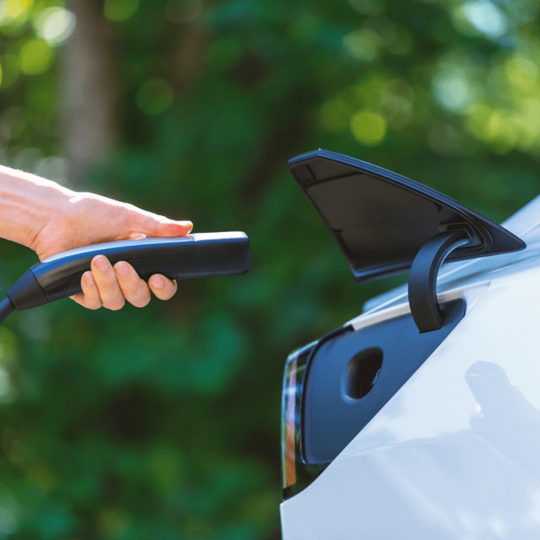 En la imagen se muestra un vehículo eléctrico siendo recargado