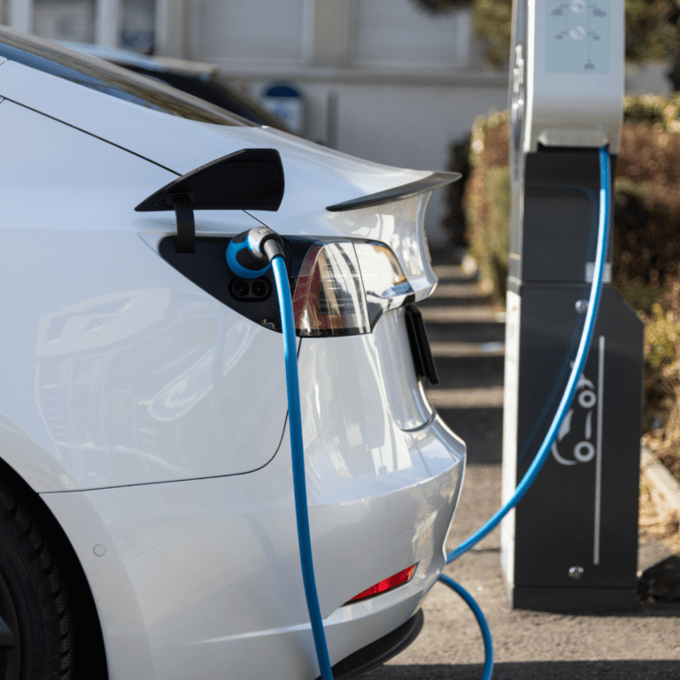 En la imagen se muestra un auto eléctrico recargando