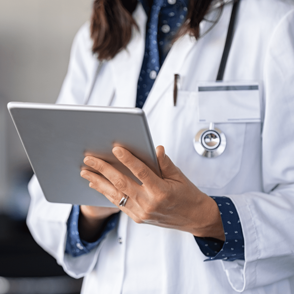 En la imagen se muestra un médico utilizando una tableta