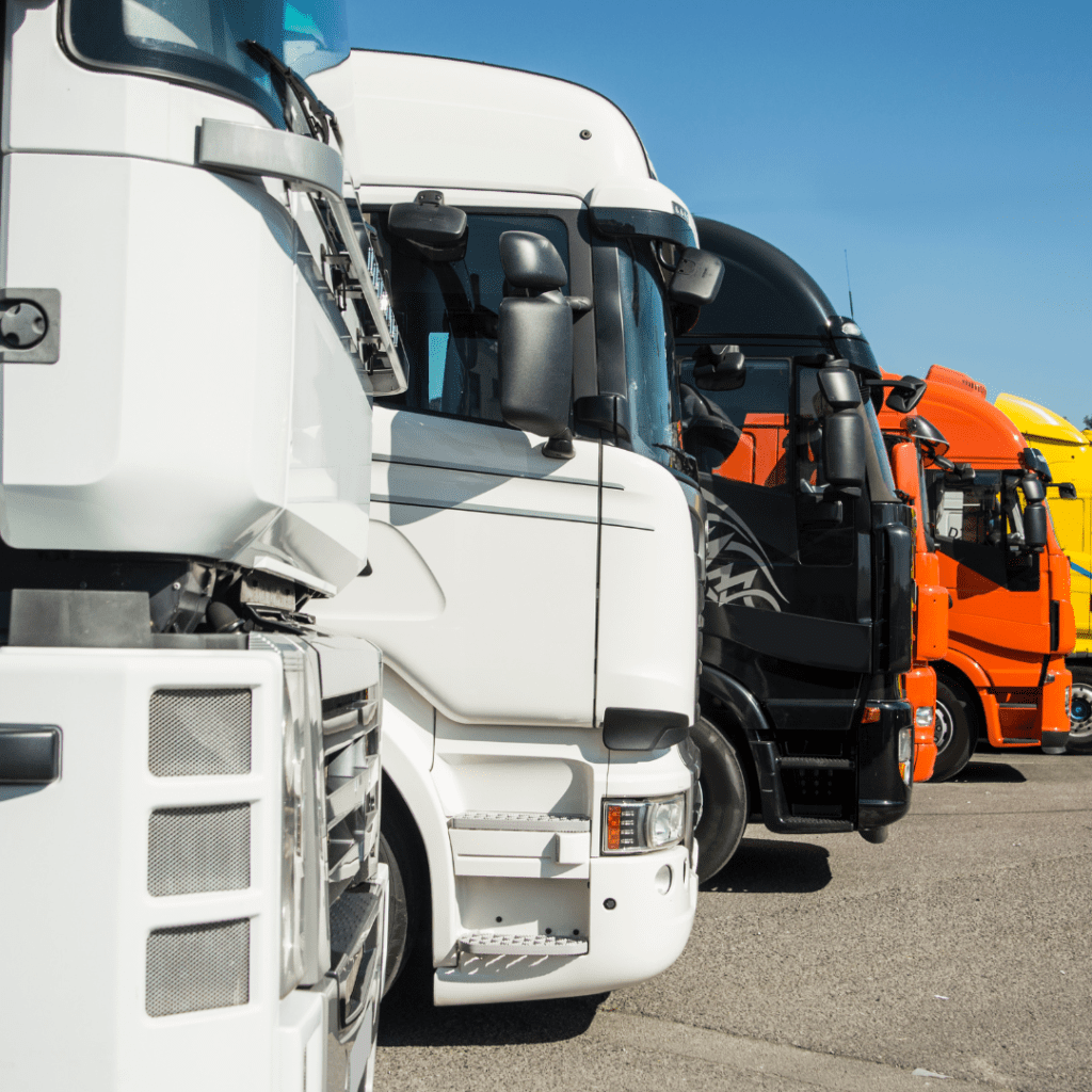 En la imagen se muestran camiones estacionados