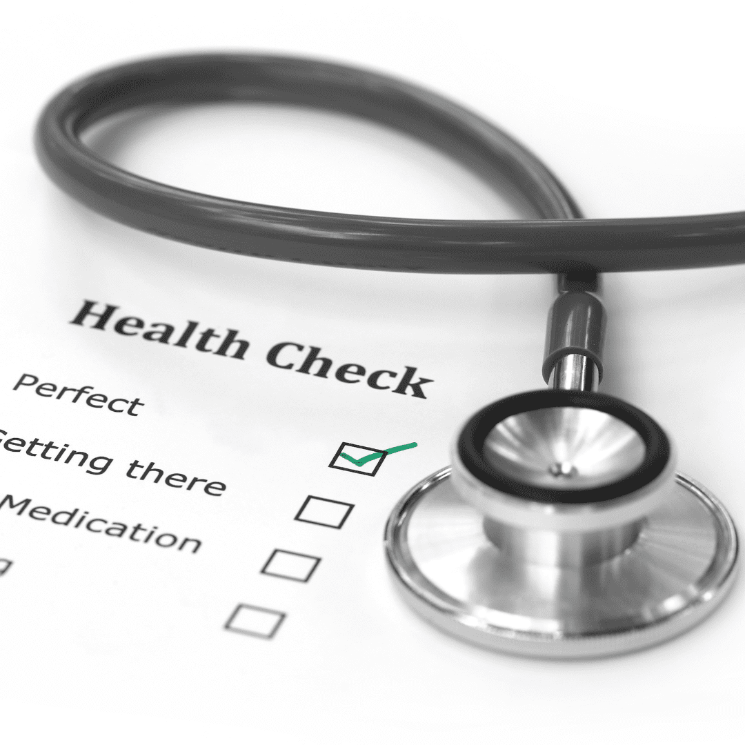 En la imagen se muestra un estetoscopio, junto a una ficha médica