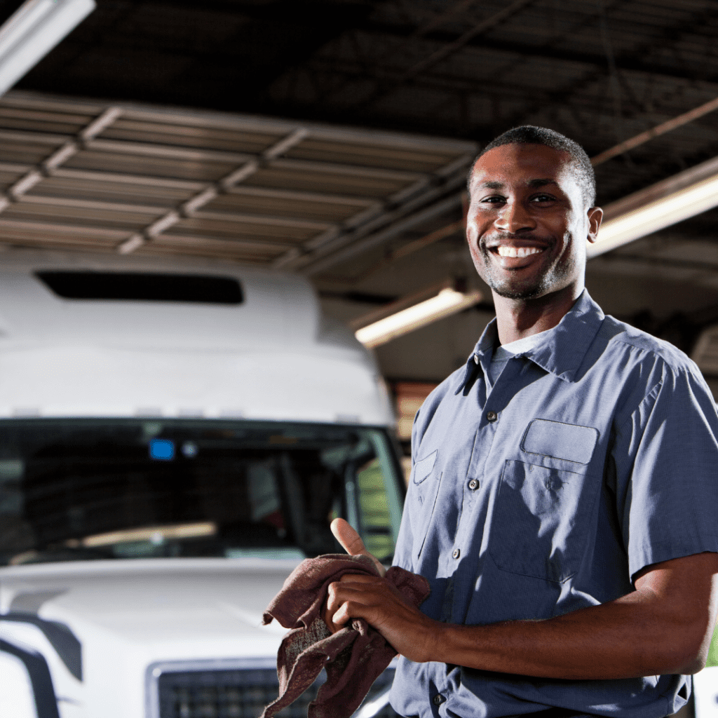En la imagen se muestra un mecánico sonriendo