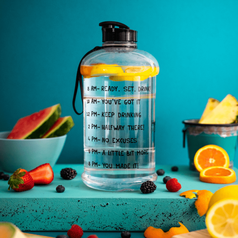 En la imagen se muestra un termo con agua y frutas
