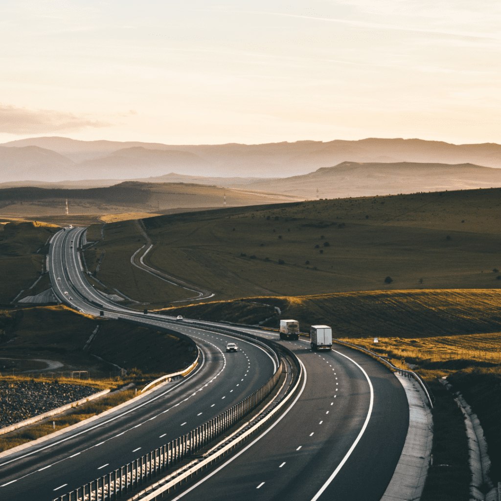 En la imagen se muestra una carretera con vehículos circulando