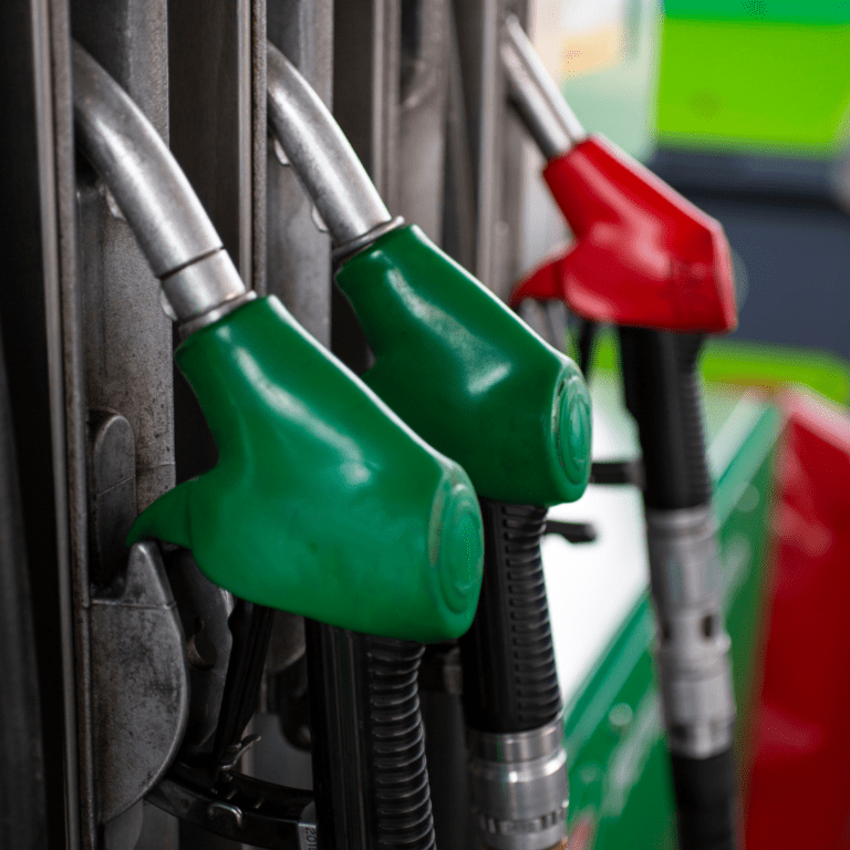 En la imagen se muestran tres bombas para combustible