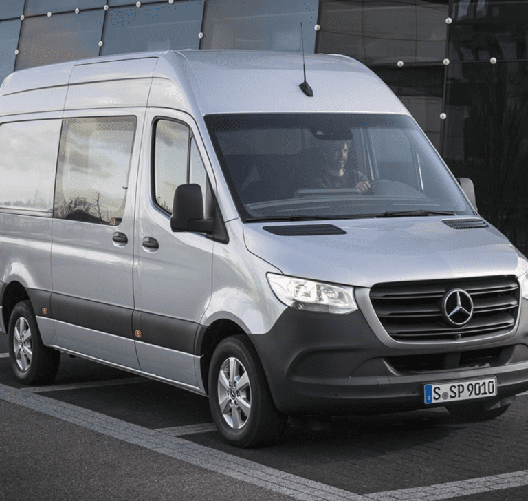 En la imagen se muestra una camioneta Mercedes-Benz