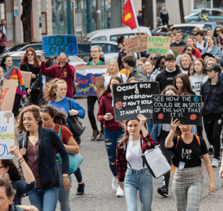 En la imagen se muestran manifestantes en las calles