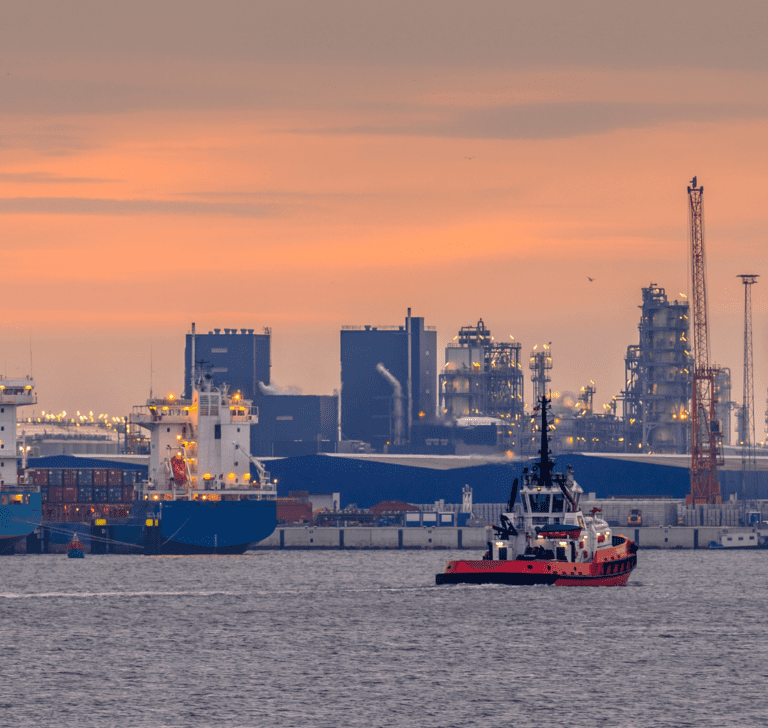 En la imagen se muestra una refinería en el mar