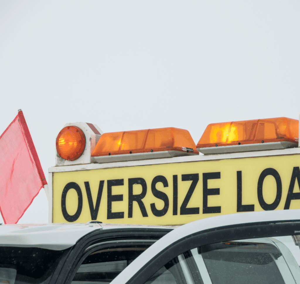 En la imagen se muestra un camión con carga saliente