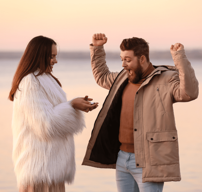 En la imagen se muestra una mujer pidiendo matrimonio a un hombre