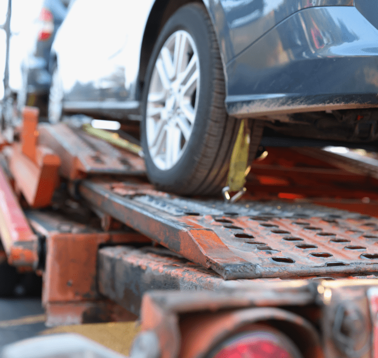 En la imagen se muestra un carro siendo remolcado