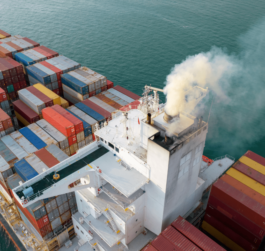 En la imagen se muestra un buque expulsando gases