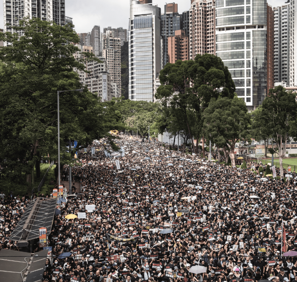 En la imagen se muestran manifestantes en las calles