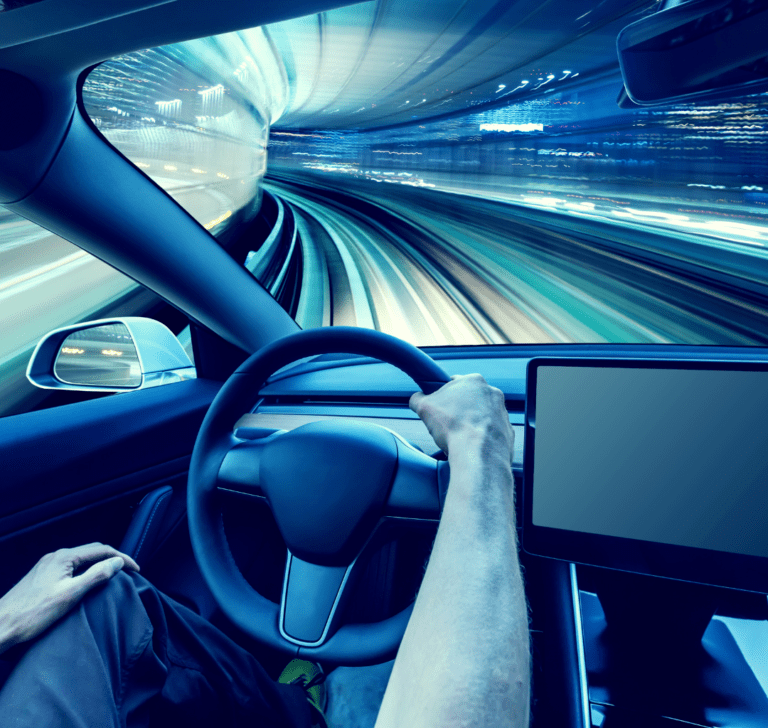 En la imagen se muestra una simulación de un hombre conduciendo