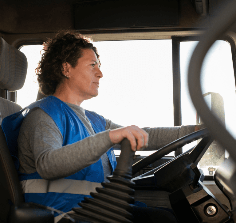 En la imagen se muestra una mujer de la industria del transporte