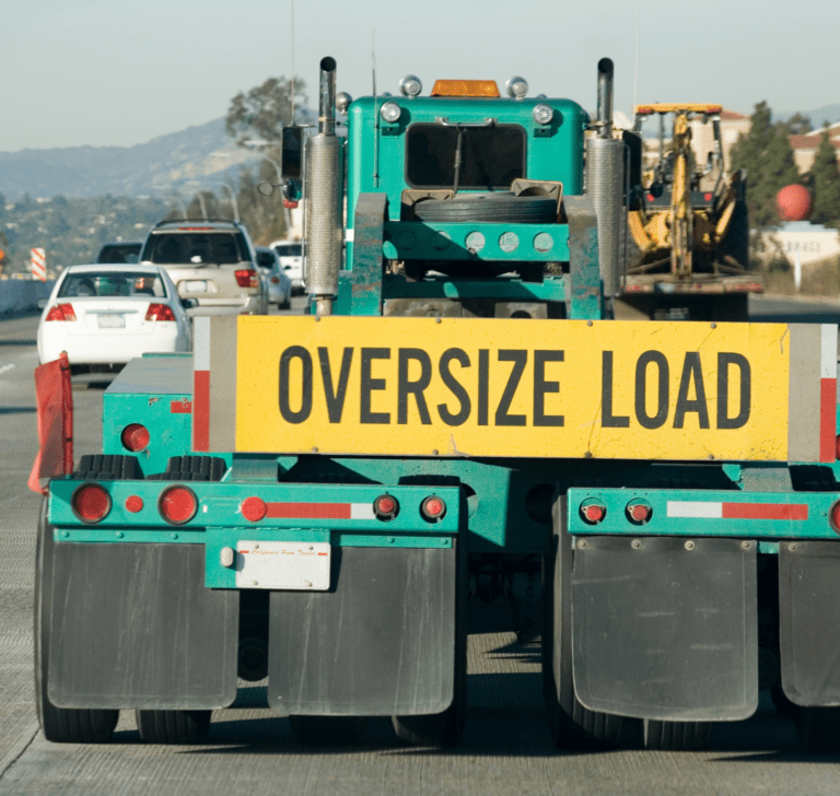 En la imagen se muestra un camión con carga saliente