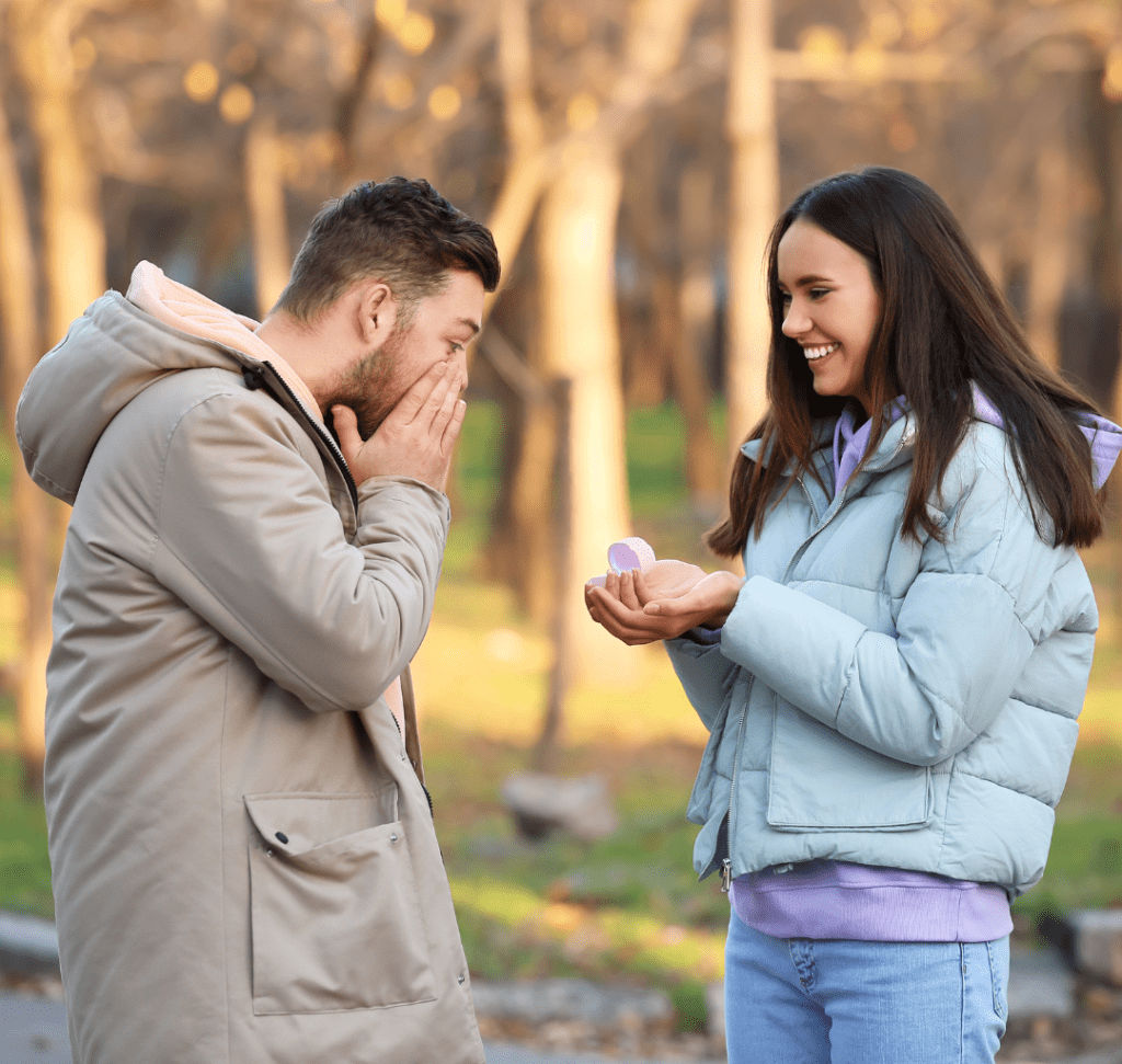 En la imagen se muestra una mujer pidiendo matrimonio a un hombre