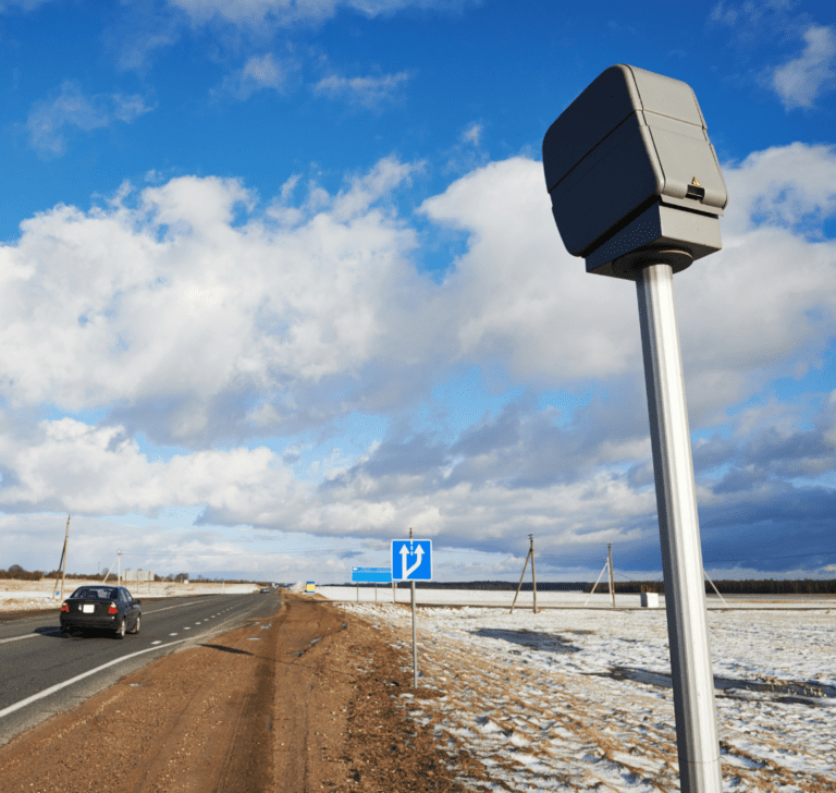 En la imagen se muestra un medidor de velocidad en carretera