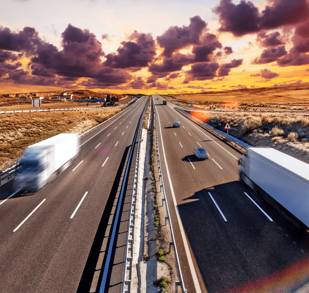 En la imagen se muestra vehículos conduciendo en carretera