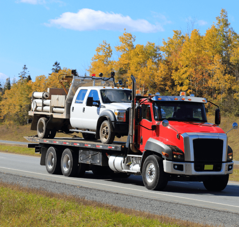 En la imagen se muestra un camión siendo remolcado