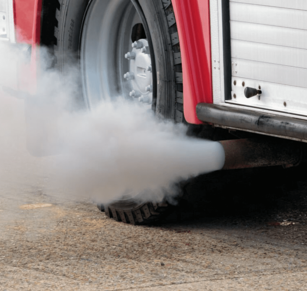 En la imagen se muestra un camión expulsando gases de escape