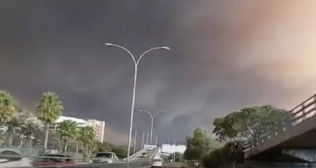 El humo inundó las calles de Viña del Mar y fue generado por las llamas.