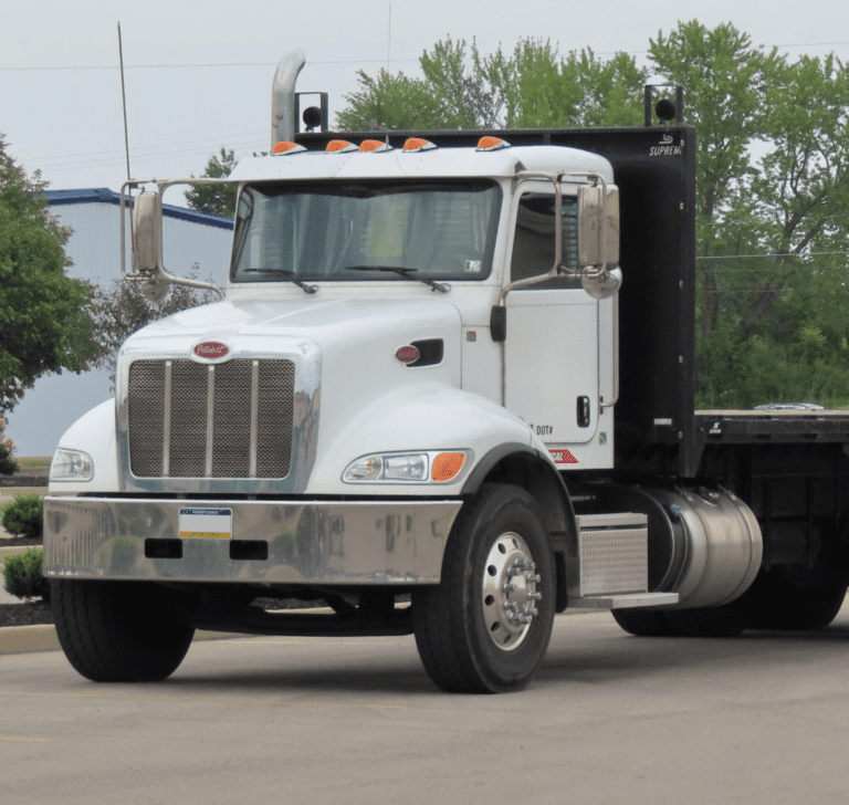 En la imagen se muestra un camión de la marca Peterbilt