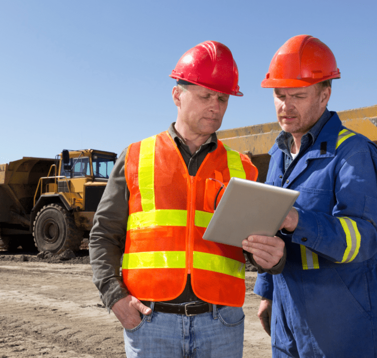 En la imagen se muestran dos transportistas revisando documentos