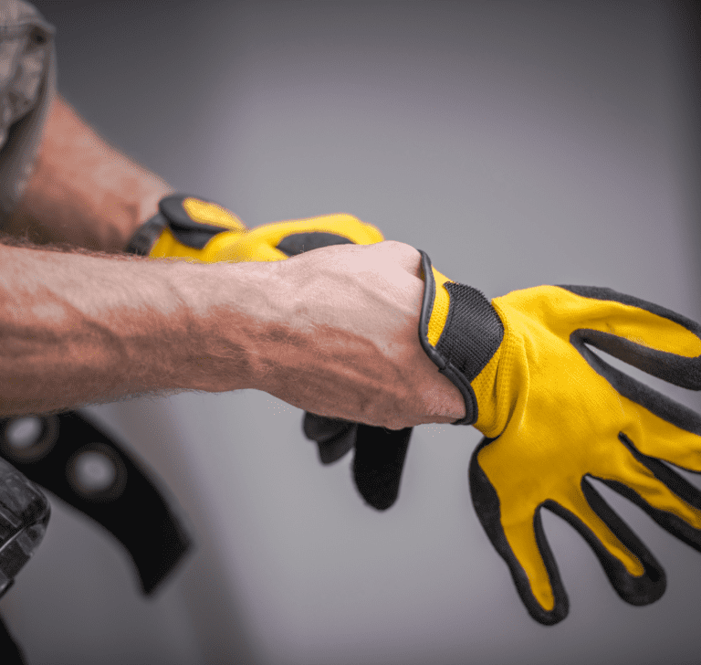 En la imagen se muestran unos guantes de seguridad