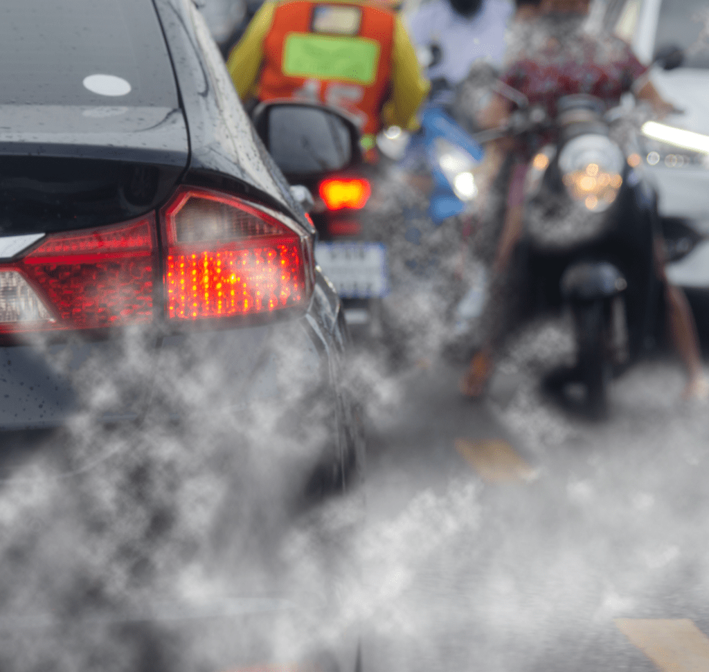 En la imagen se muestra un auto lanzando emisiones