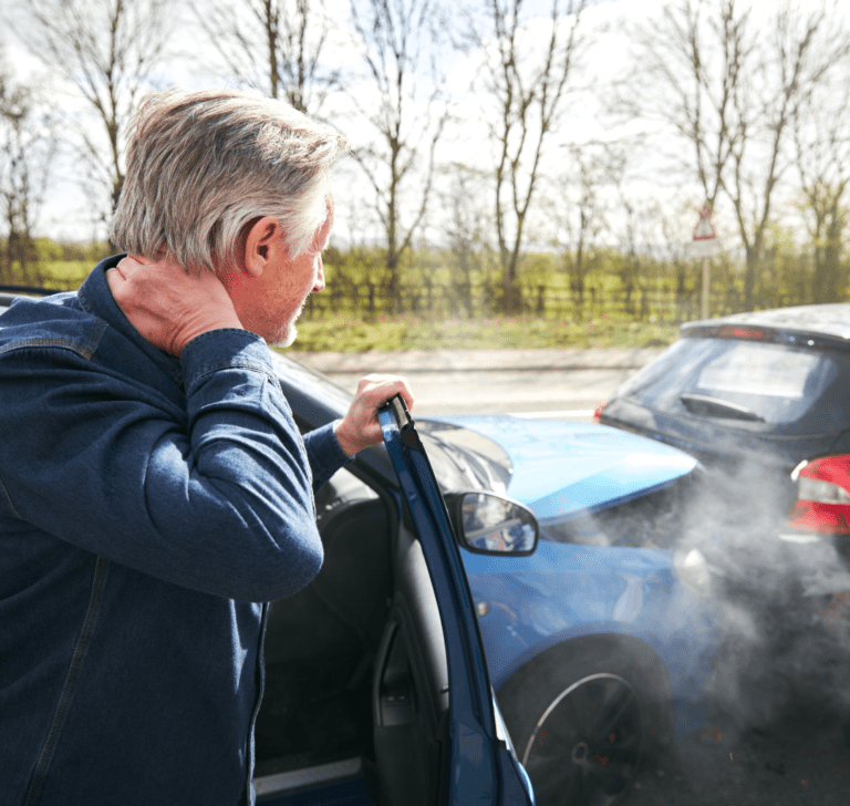 En la imagen se muestra un conductor en un accidente automovolístico