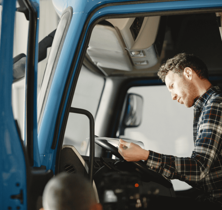 En la imagen se muestra un camionero