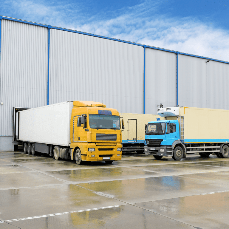 En la imagen se muestran camiones en un almacén